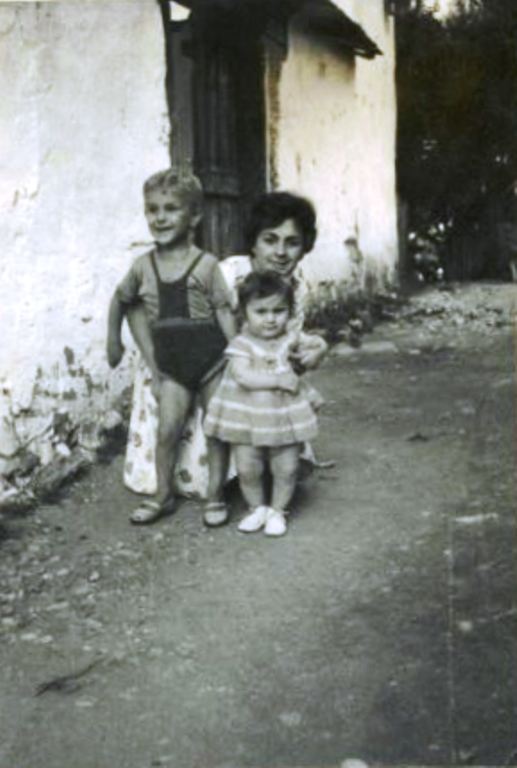 Ševala Sarač rođena Burić sa djecom Belmom i Kenanom; Foča, Međurječje, 1963: 