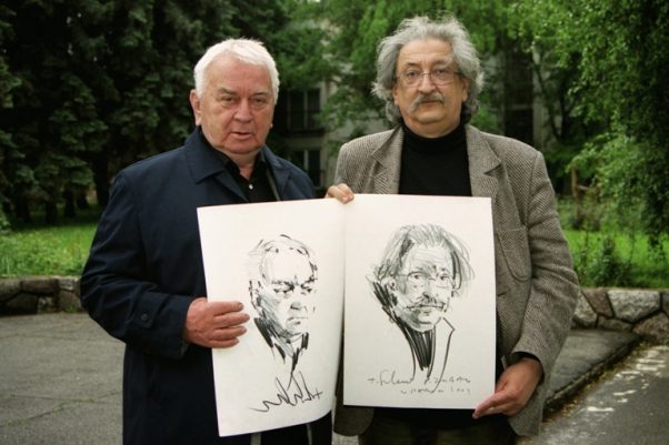 Duško Trifunović i Pero Zubac - drže portrete koje im je uradio Tomislav Suhecki, Panonija, 2004. godina; FOTO: Vladimir Zubac